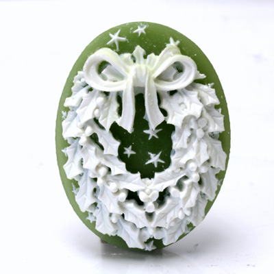 Plastic Cameo - Christmas Wreath Oval 40x30MM WHITE ON OLIVE GREEN