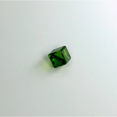 Cut Crystal Foiled Angled Cube 04MM OLIVINE