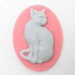 Plastic Cameo - Cat Sitting Oval 40x30MM GREY ON PINK