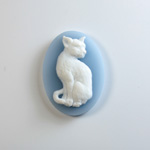 Plastic Cameo - Cat Sitting Oval 25x18MM WHITE ON BLUE