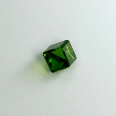 Cut Crystal Foiled Angled Cube 08MM OLIVINE