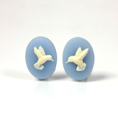 Plastic Cameo - HuMMingbird Oval 18x13MM IVORY ON BLUE
