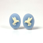 Plastic Cameo - HuMMingbird Oval 18x13MM IVORY ON BLUE