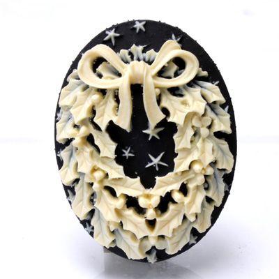 Plastic Cameo - Christmas Wreath Oval 40x30MM IVORY ON BLACK
