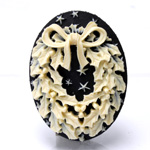 Plastic Cameo - Christmas Wreath Oval 40x30MM IVORY ON BLACK