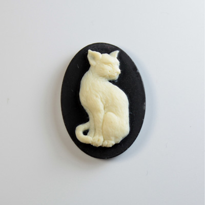 Plastic Cameo - Cat Sitting Oval 25x18MM IVORY ON BLACK