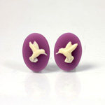 Plastic Cameo - HuMMingbird Oval 18x13MM IVORY ON PURPLE